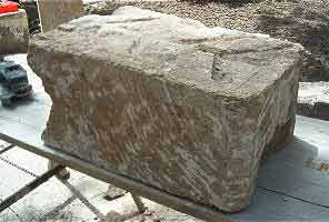 1. Sillar antiguo reciclado.Observese las regatas en forma de espiga que recibian la lechada de mortero de cal.